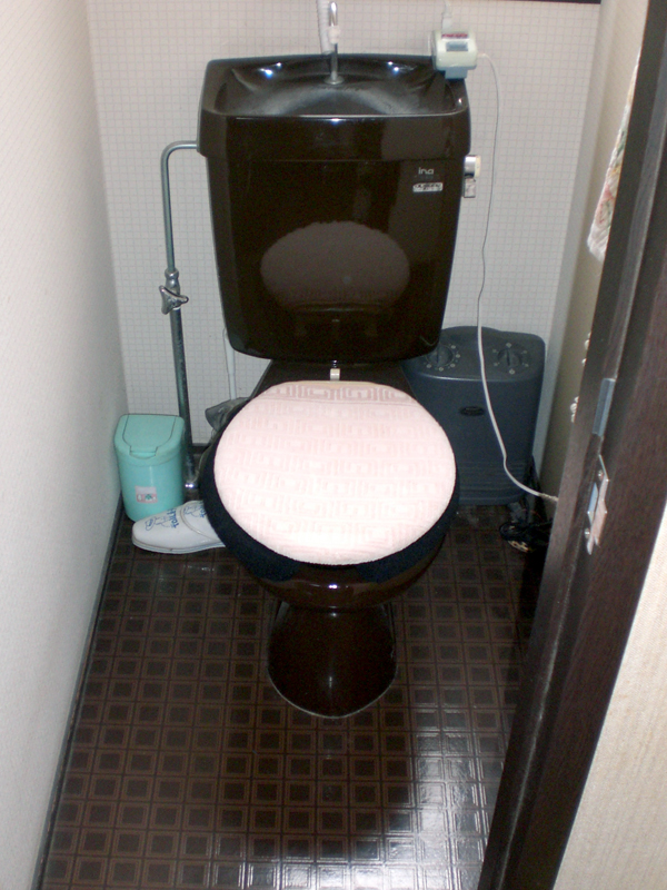 施工事例 30年目のトイレを大胆リフォーム明るく清潔な老後の暮らしへ Before