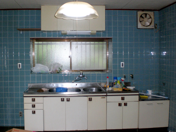 施工事例 昭和感ただよう台所を 明るくて使いやすいキッチンへ Before