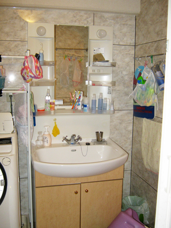 施工事例 洗面化粧台と造作収納でファミリーの洗面用品をまるっと収納 Before