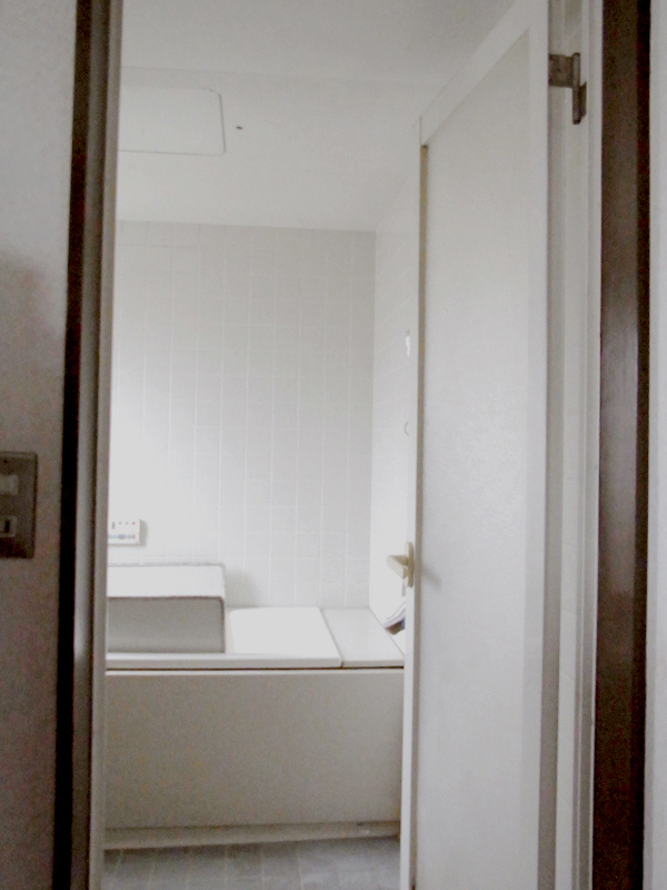 施工事例 バスルームのサイズアップリフォームでバスタブの向きも希望通りに Before