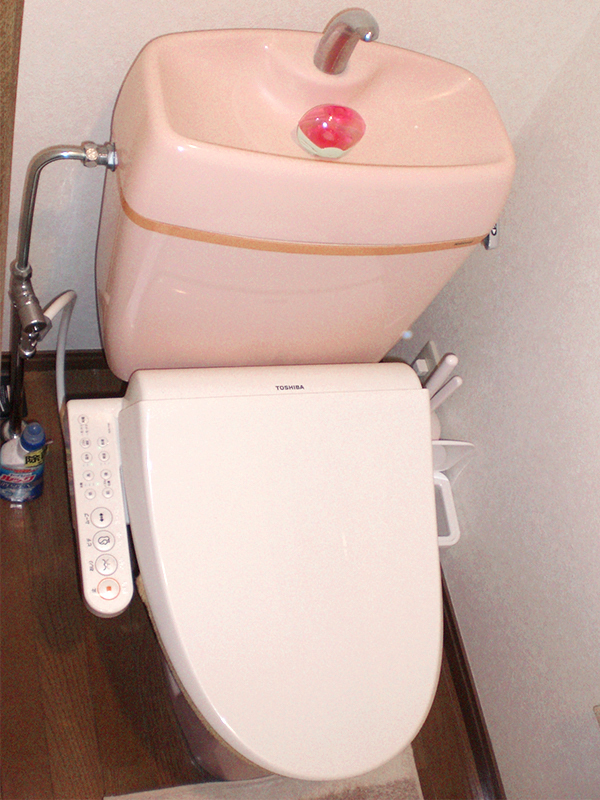 施工事例 トイレの寿命で水漏れが…至急対応の交換リフォーム Before2
