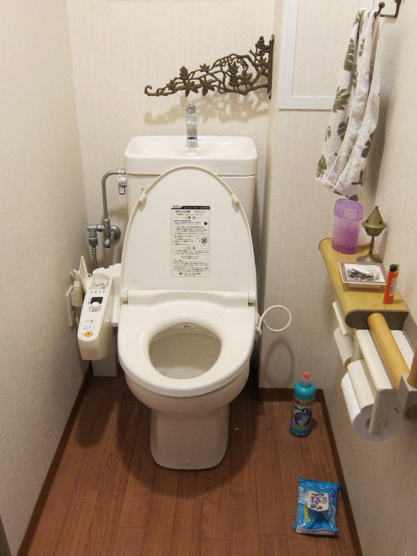 施工事例 クロスとクッションフロアの選び方で自然の温もり感じるトイレ空間へ Before