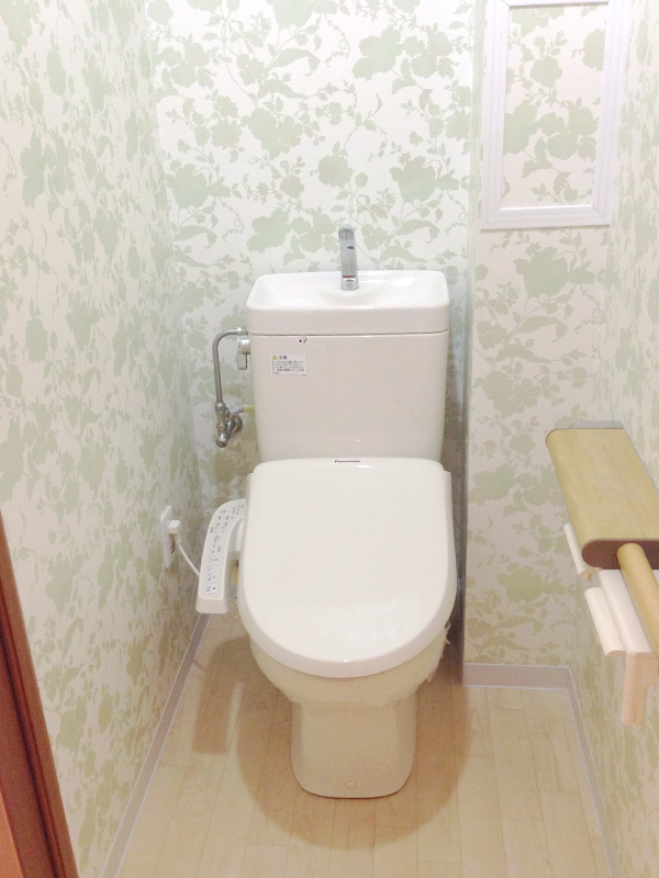 施工事例 クロスとクッションフロアの選び方で自然の温もり感じるトイレ空間へ After