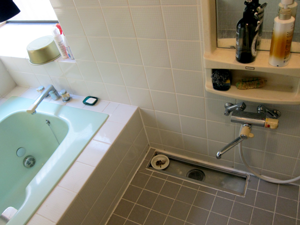 施工事例 ワイドなベンチ付きの浴槽でゆったりと入浴を満喫できるバスルームへ Before