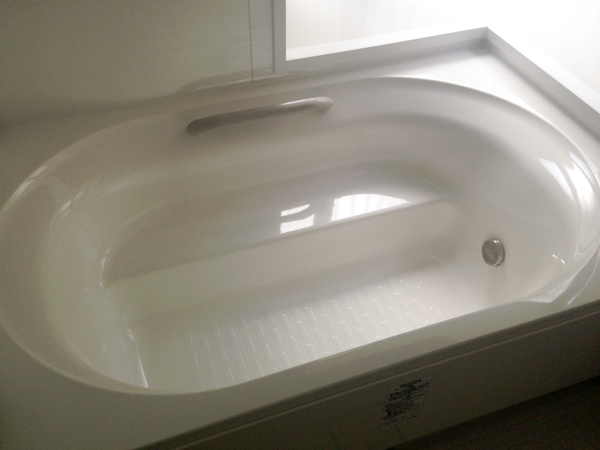 施工事例 ワイドなベンチ付きの浴槽でゆったりと入浴を満喫できるバスルームへ After2