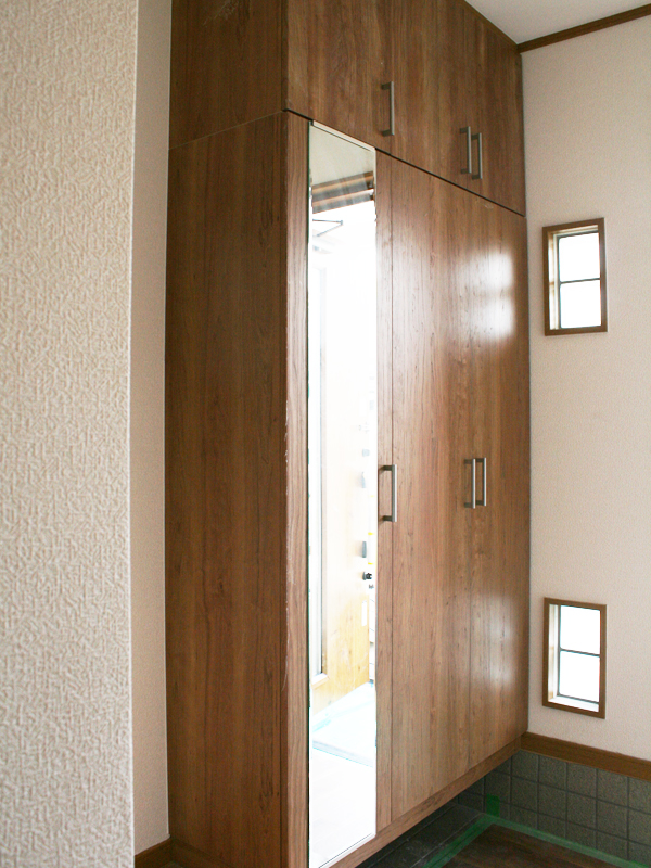 施工事例 玄関にも木の質感をふんだんにカバー工法でドアを楽々チェンジ After