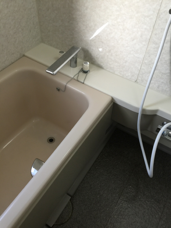 施工事例 浴槽も床も暖かく、追い炊き機能でいつでもリラックスできるバスルームへ Before