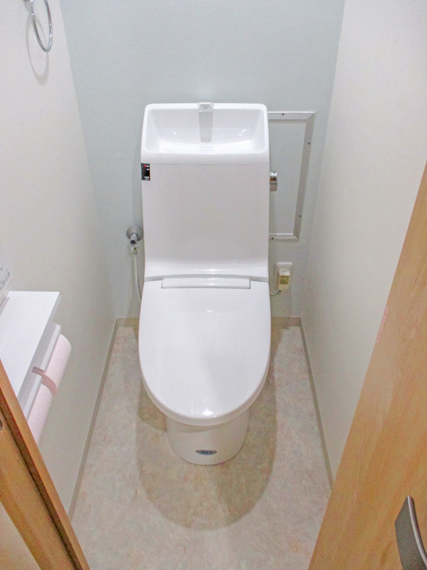 施工事例 居住24年目のトータルリフォームスリムなトイレで空間にゆとりを After