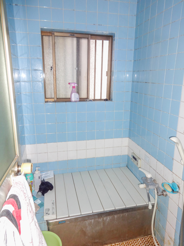 施工事例 汚れがちなタイル貼りの在来浴室を お手入れ簡単なシステムバスルームへ Before