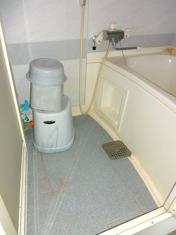 施工事例 80代の母が安心して使える浴室へ。バリアフリー仕様の水廻りリフォーム Before