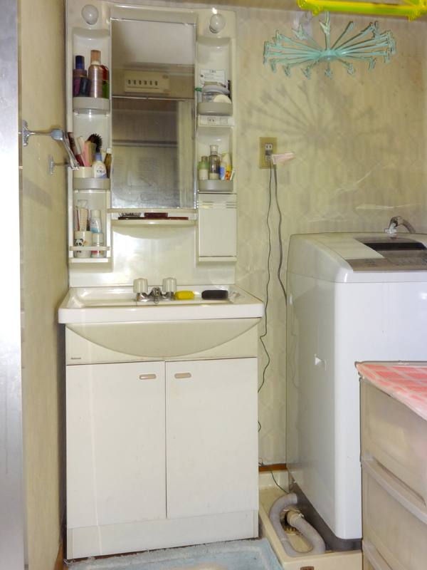 施工事例 80代の母が使いやすいシンプルな洗面へ。バリアフリー仕様の水廻りリフォーム Before
