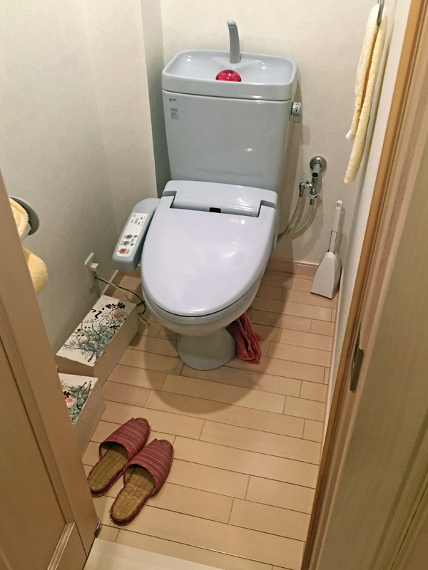 施工事例 突然の水漏れ！経年劣化したトイレ空間を丸ごとリフォーム Before