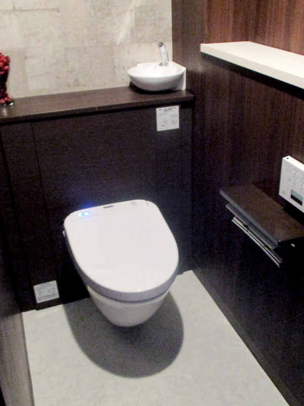 施工事例 インパクトと機能性のあるフローティングデザイントイレ After