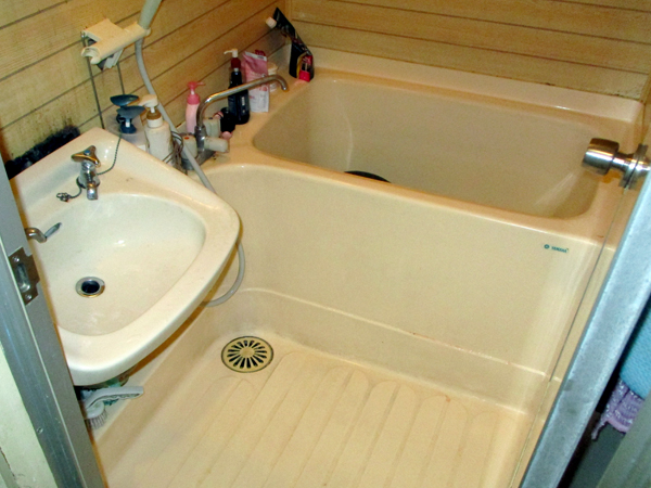 施工事例 いかにも集合住宅な浴室が 格調高いバスルームへ生まれ変わる Before