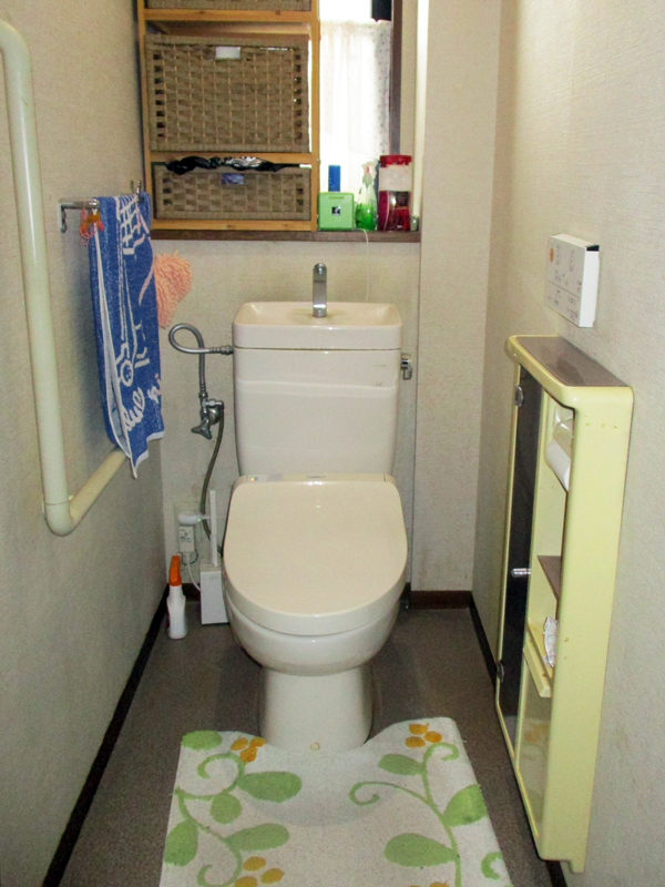 施工事例 トイレ内に収納棚を作って見た目すっきり明るい空間へ Before