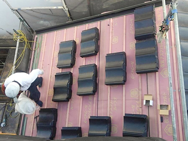 施工事例 池田市旭丘 台風被害の修繕屋根の葺き替え 屋根材葺き01