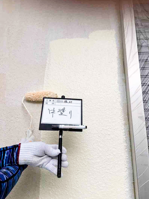 施工事例 吹田市朝日ヶ丘 K様邸 屋根・外壁塗装 外壁中塗り プレミアムシリコン