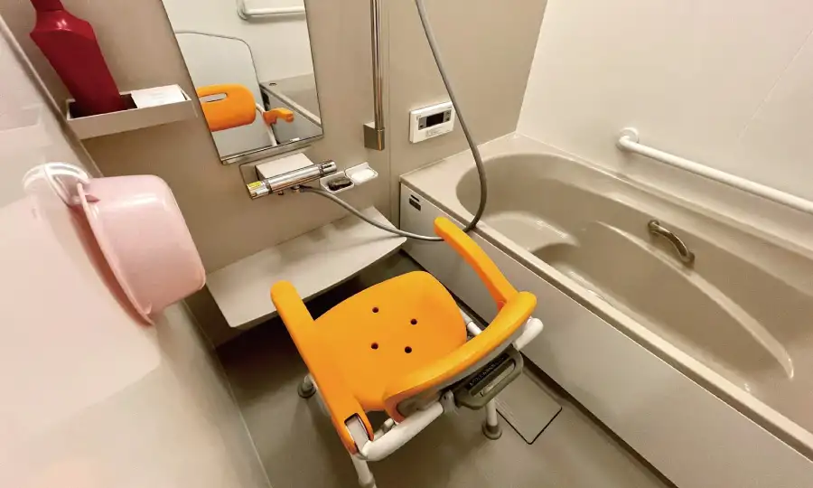 入浴の負担を軽減：浴槽の形状と緊急システム